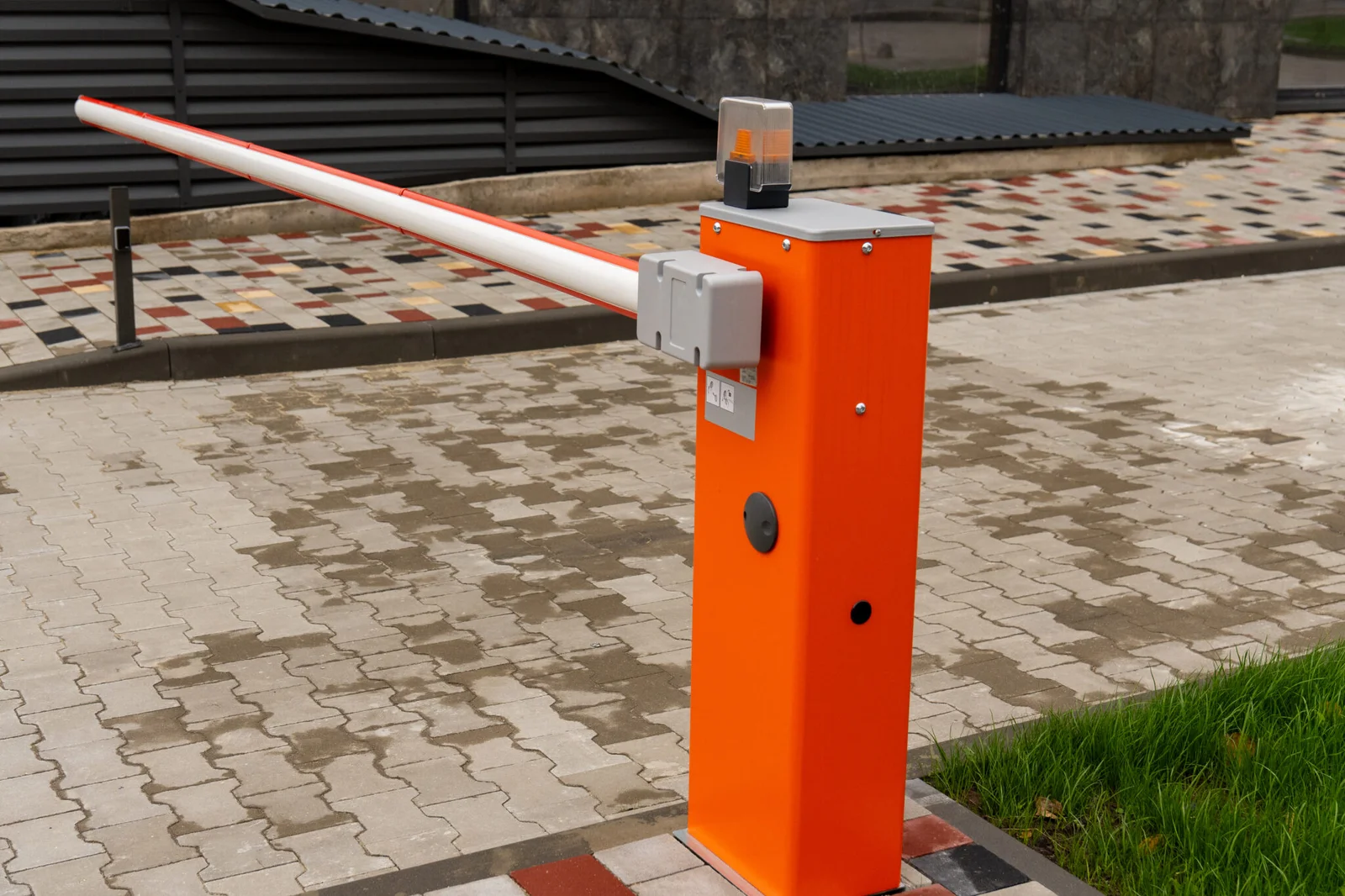 Cancela automática laranja para estacionamento – Grupo Premium Curitiba