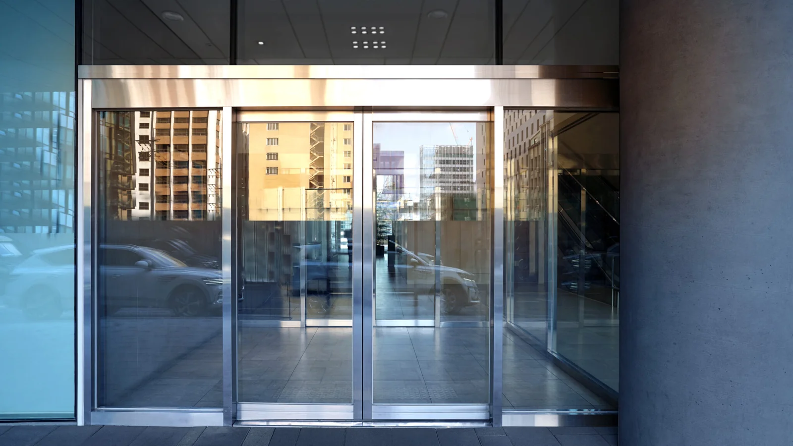 Porta social automática de vidro deslizante – Grupo Premium Curitiba